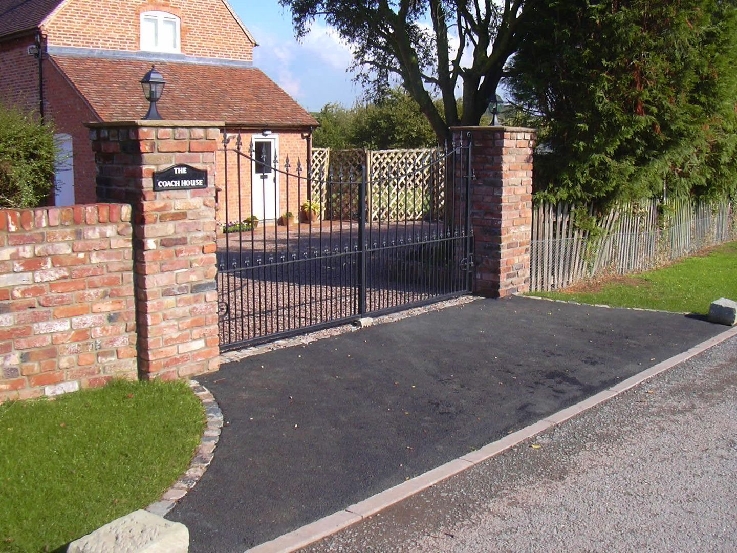 Wrought Iron Metal Gates Unique Landscapes カントリーな 庭