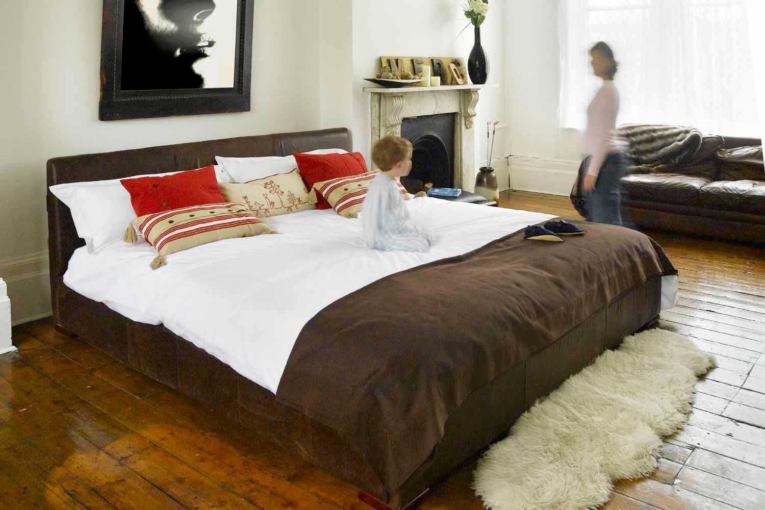Eloise Bed The Big Bed Company Спальня в стиле модерн Кровати и изголовья