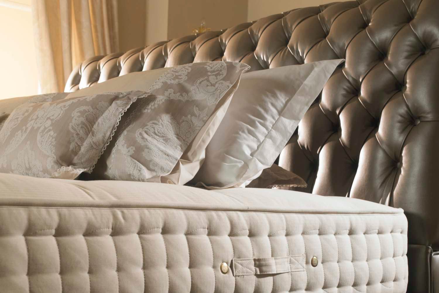Maximillian Bed The Big Bed Company Chambre moderne Lits & têtes de lit