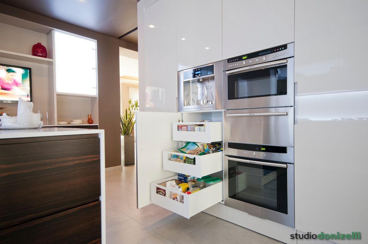 Casa Carilla, restiling in Milano centro, studiodonizelli studiodonizelli Modern kitchen Storage