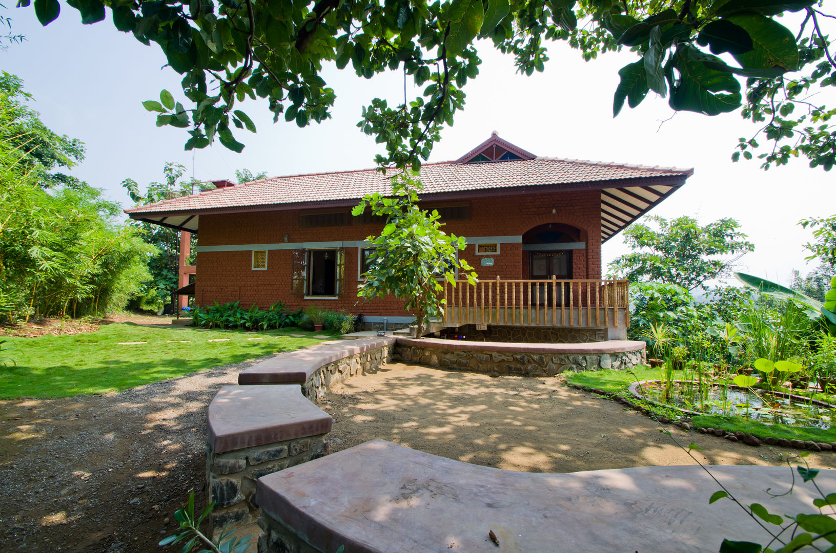 Front view of the house. M+P Architects Collaborative Rustic style house