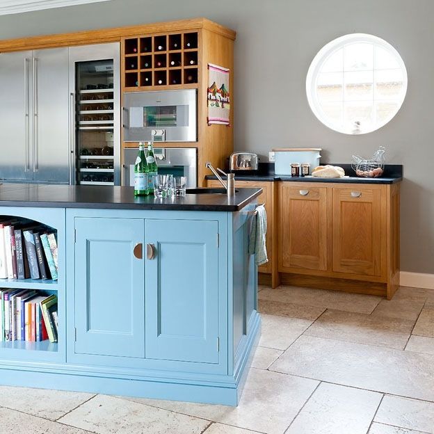 Oak and hand painted kitchen with Island Christopher Howard Cuisine classique Placards & stockage