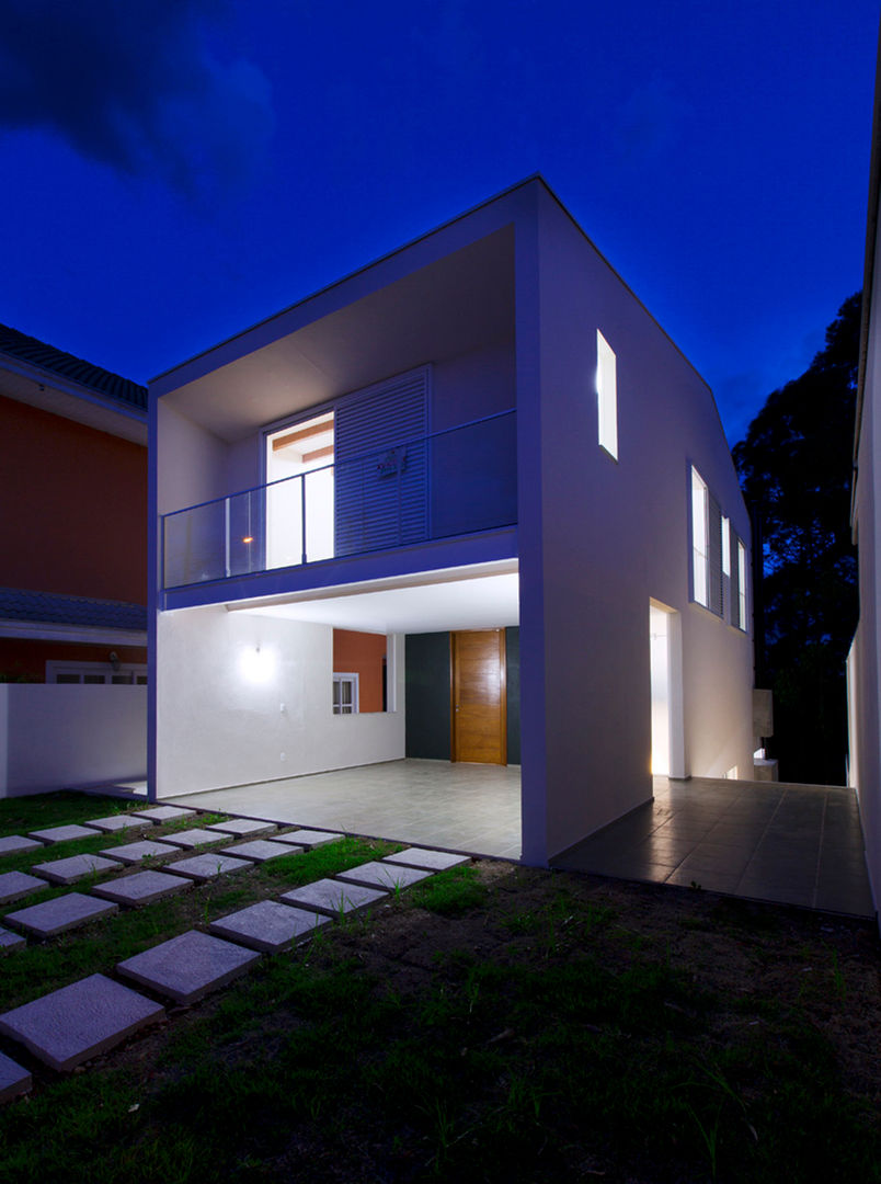 Fachada de casa clássica contemporânea com cor concreto e