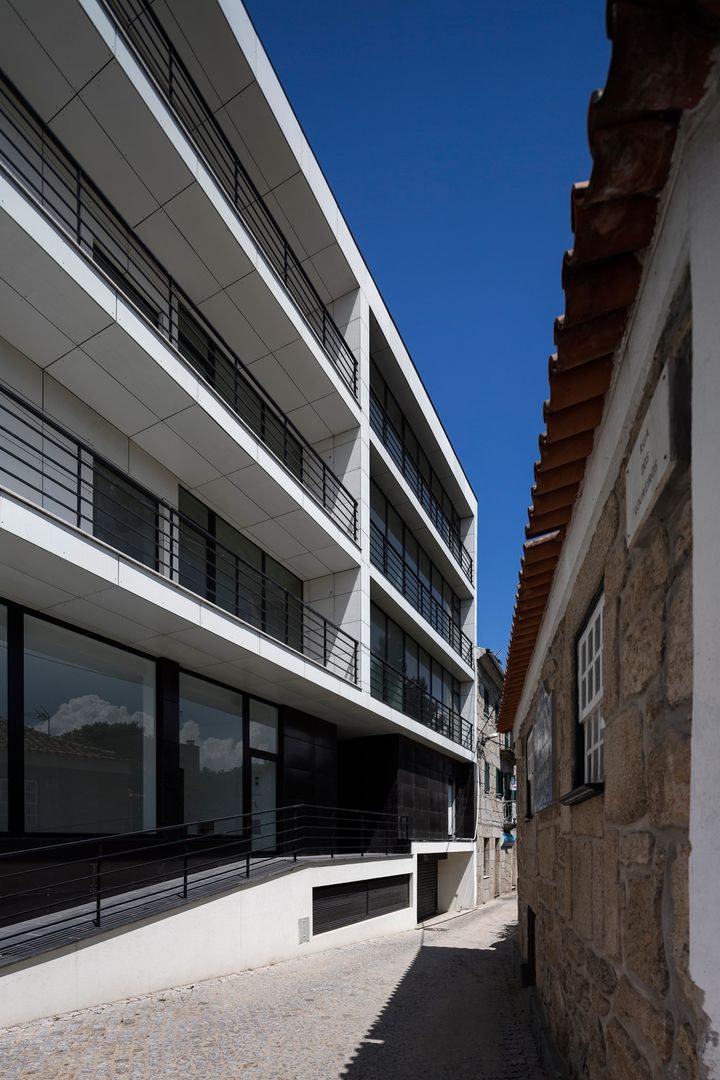 Edifício de Habitação em V.N. de Tazem, Nuno Ladeiro, Arquitetura e Design Nuno Ladeiro, Arquitetura e Design ระเบียง, นอกชาน ของแต่งบ้านและอุปกรณ์จิปาถะ