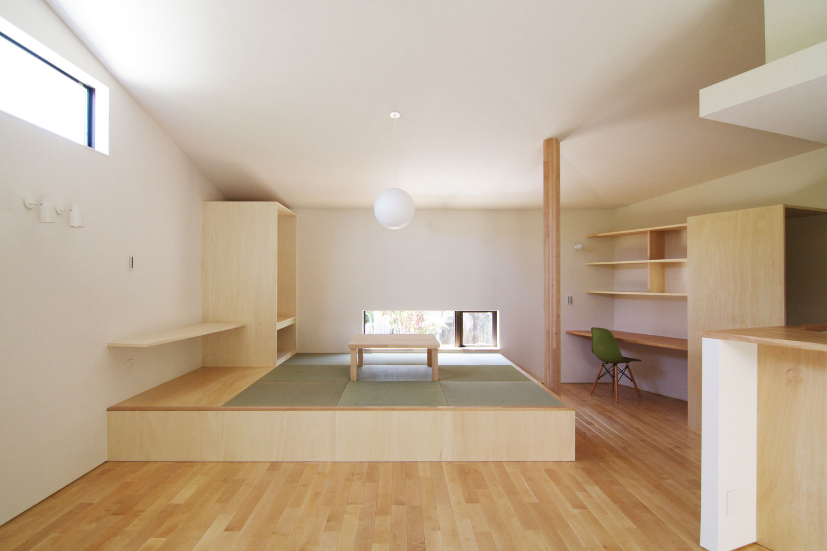 稜線の家 ウタグチシホ建築アトリエ／Utaguchi Architectural Atelier モダンデザインの リビング 家具,テーブル,窓,シェルフ,ホール,木,建物,フローリング,リビングルーム,棚