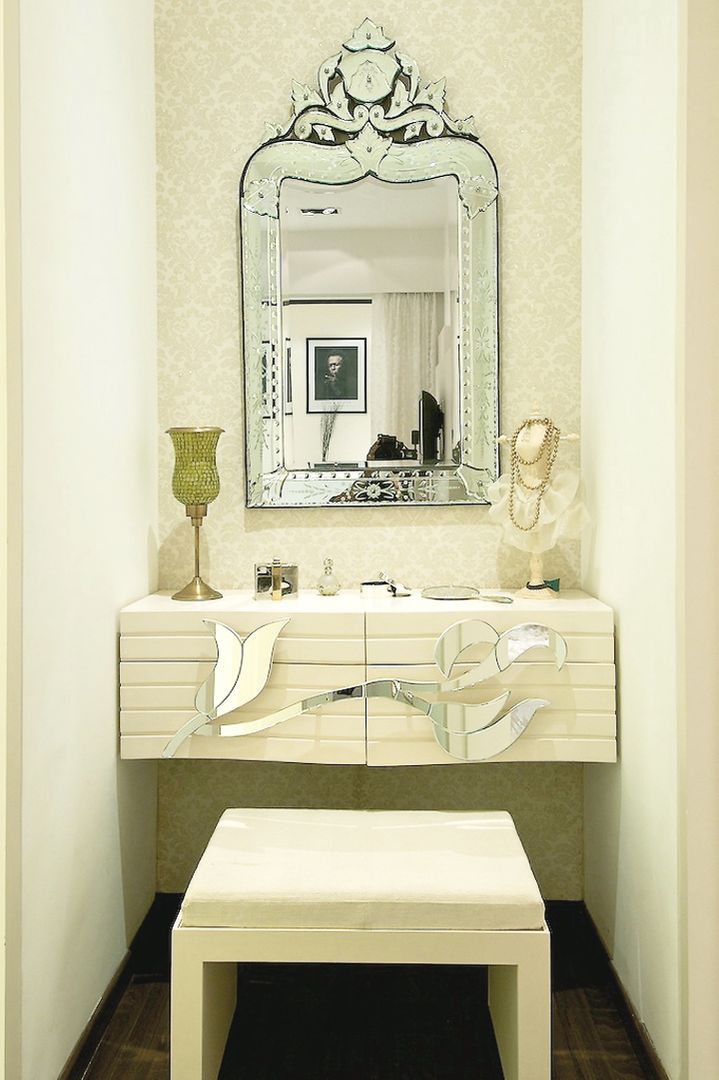 DRESSER IN MASTER ROOM shahen mistry architects Eclectic style dressing room
