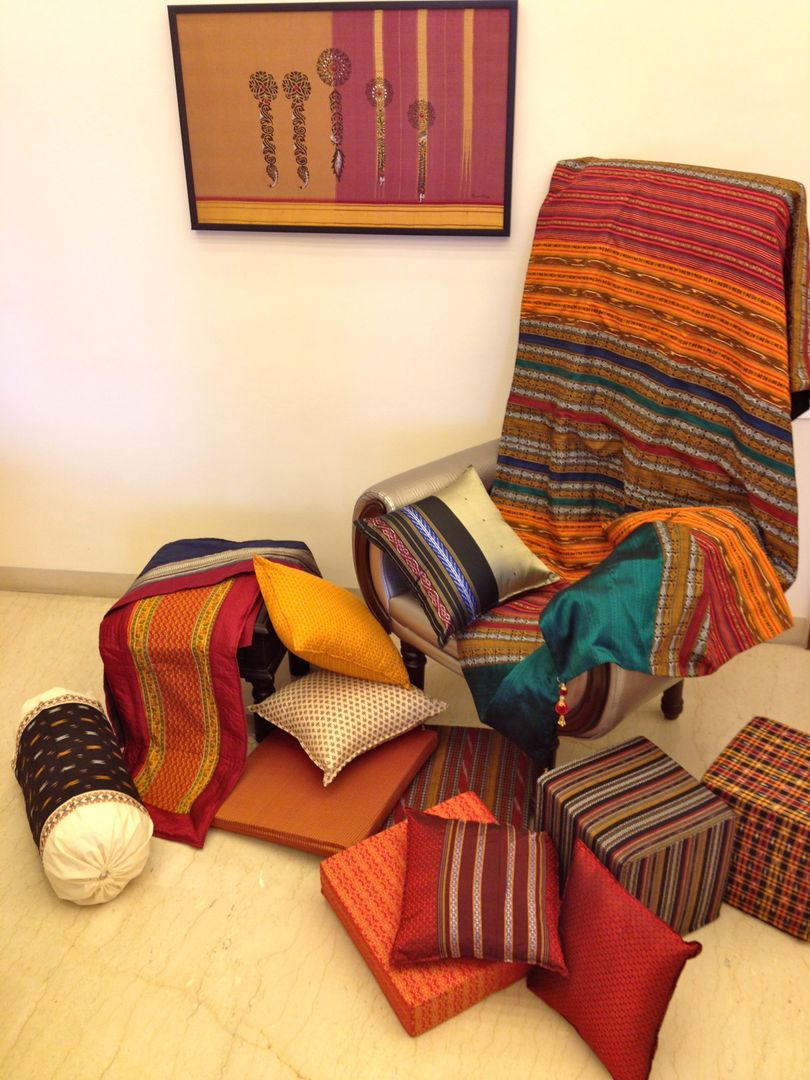 Intriguing Ikats TUNI Interiors Pvt. Ltd. Dormitorios asiáticos Textiles