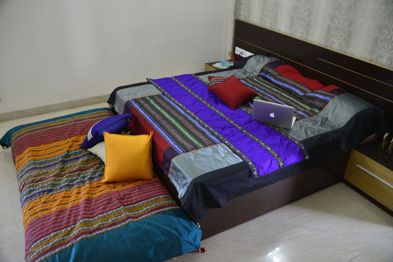 Intriguing Ikats TUNI Interiors Pvt. Ltd. Asiatische Schlafzimmer Textilien