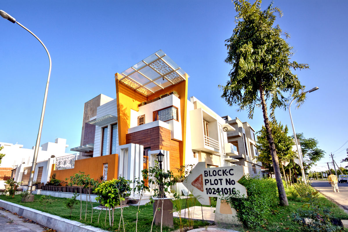 Front Corner View Studio An-V-Thot Architects Pvt. Ltd. Modern houses