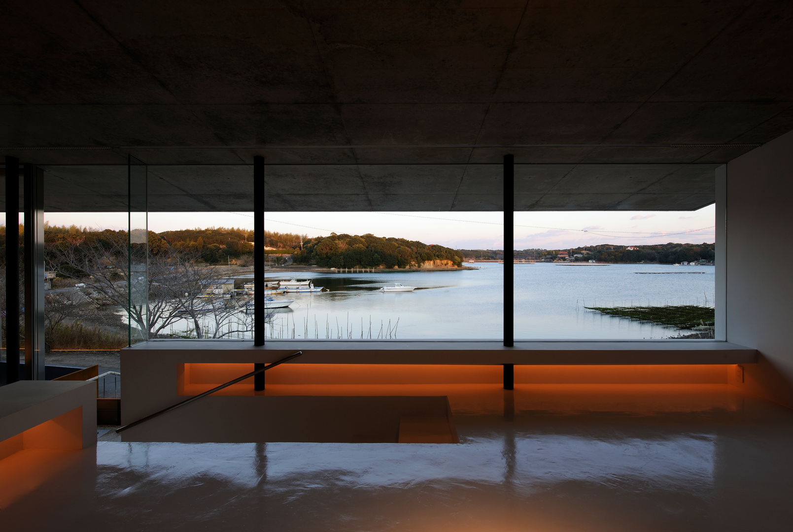 Beach House i, 山森隆司建築設計事務所 / Yamamori Architect & Associates 山森隆司建築設計事務所 / Yamamori Architect & Associates Phòng học/văn phòng phong cách tối giản Ly