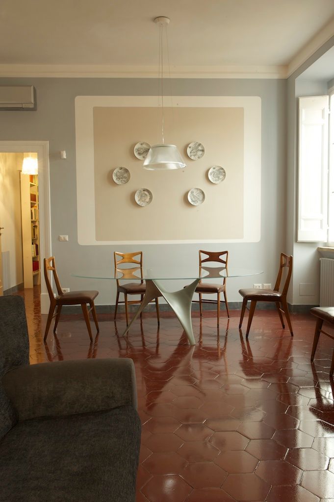 Nel centro di Roma, rinnovare e valorizzare un appartamento., Quid divinum design Quid divinum design Modern dining room