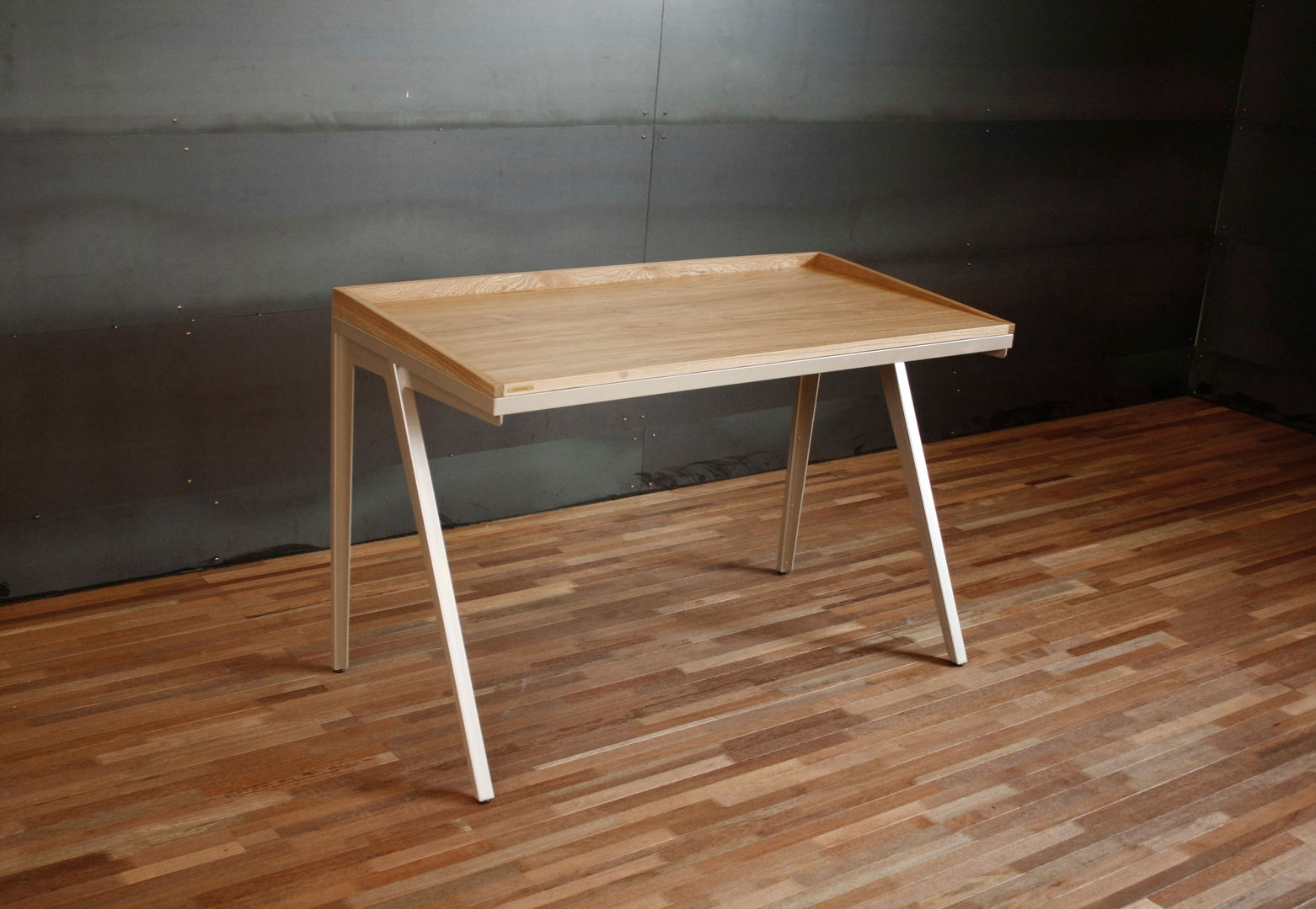 Steel leg desk for Samsung, JSUT FURNITURE JSUT FURNITURE Estudios y despachos de estilo minimalista Escritorios