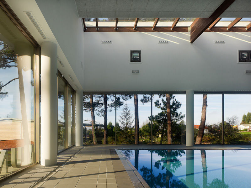 Centro Deportivo en Oleiros (A Coruña) NAOS ARQUITECTURA Espacios Agua,Tiempo de día,Propiedad,Planta,Luz,Sombra,Edificio,Diseño de interiores,Piscina,Encendiendo