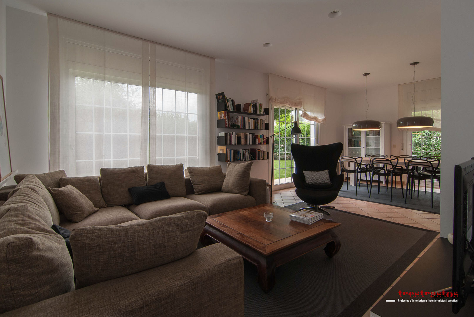 Salón y comedor Trestrastos Casas de estilo moderno