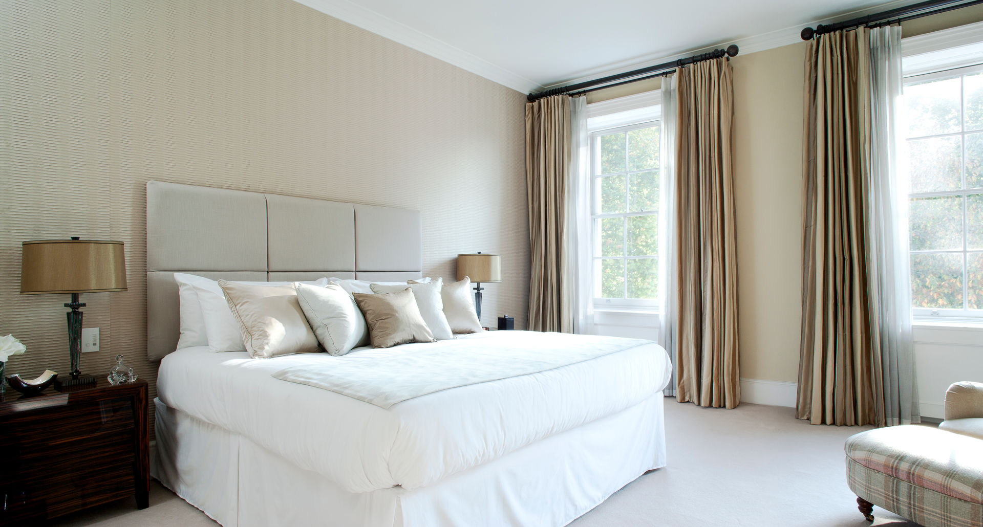 Bedroom Roselind Wilson Design Chambre moderne bedroom,cushions,bedding,lamps,carpet,curtain,interior design