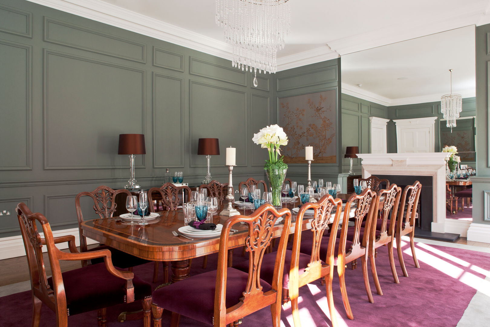 Dining Area Roselind Wilson Design モダンデザインの ダイニング dining room,dining table,lamps,wall panelling,flowers,mirror,traditional,interior design