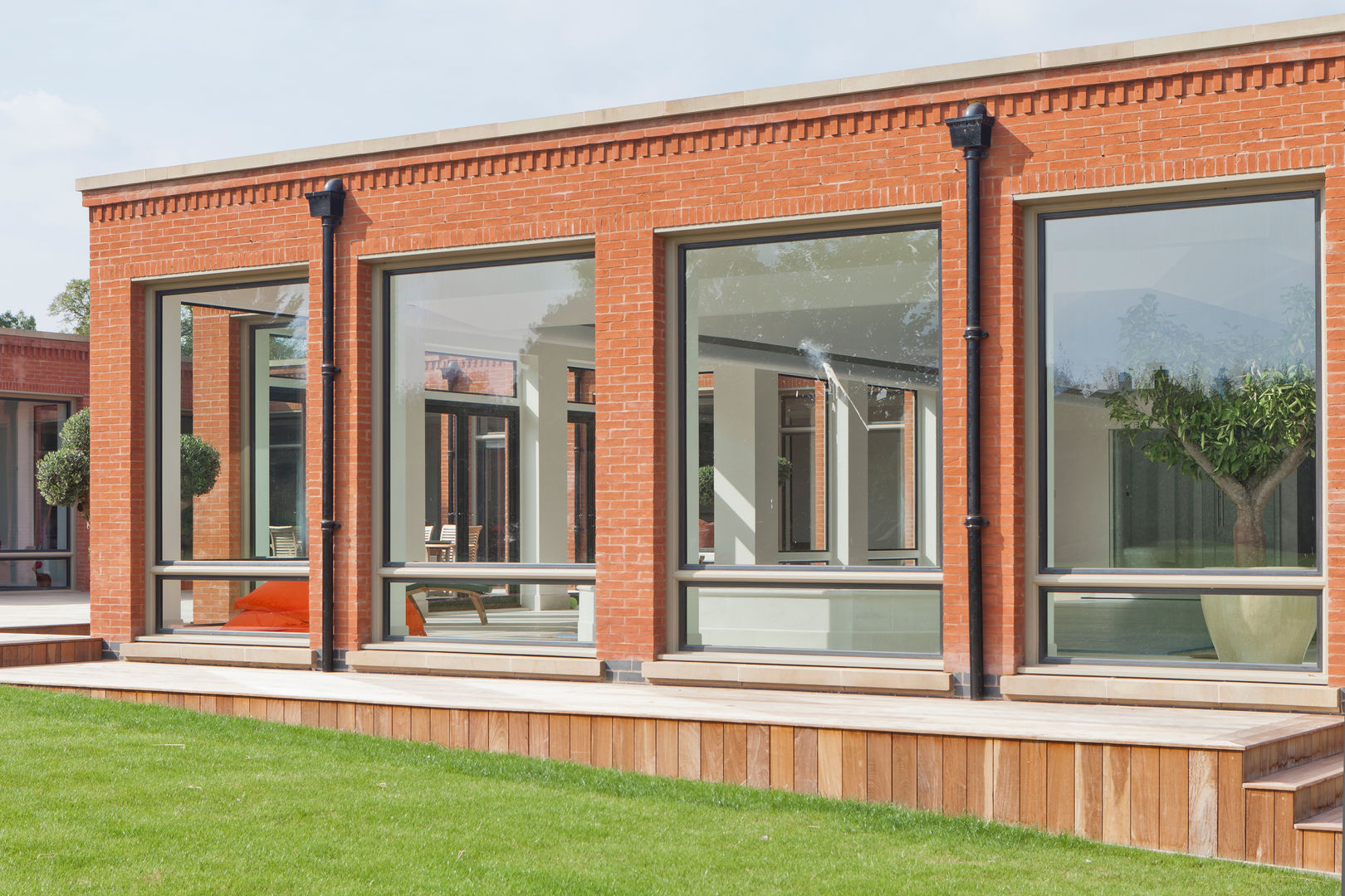 Pool Room with Thermabronze Windows and Double Clad Bronze Doors homify 모던스타일 창문 & 문 금속 창문