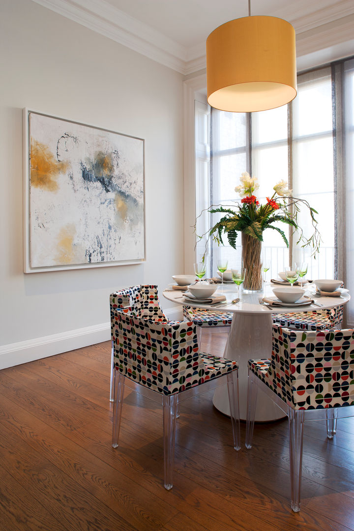 Dining Area Roselind Wilson Design Salle à manger moderne dining room,dining tale,flowers,wall art,chandelier,modern,interior design