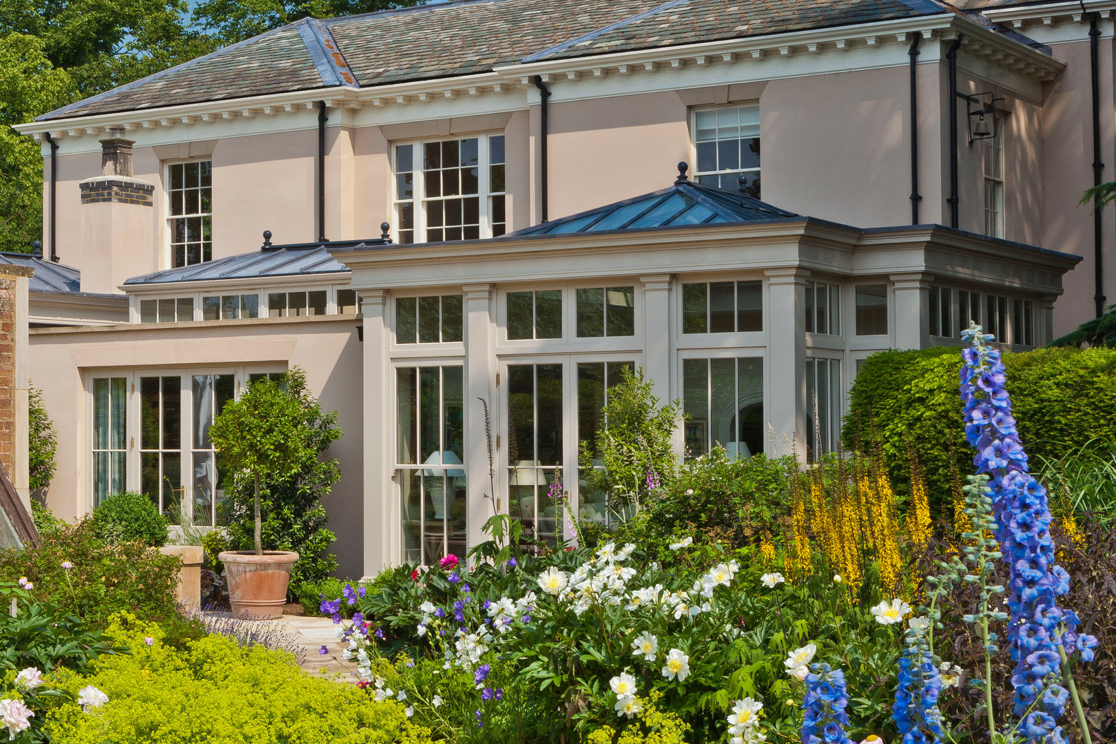 Orangery with Bi-fold Doors Vale Garden Houses Jardines de invierno de estilo clásico
