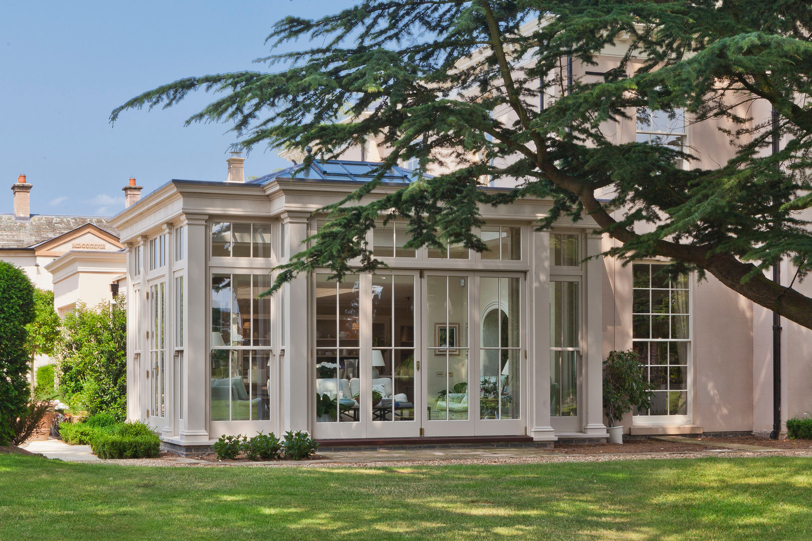 Orangery with Bi-fold Doors Vale Garden Houses Nhà kính phong cách kinh điển