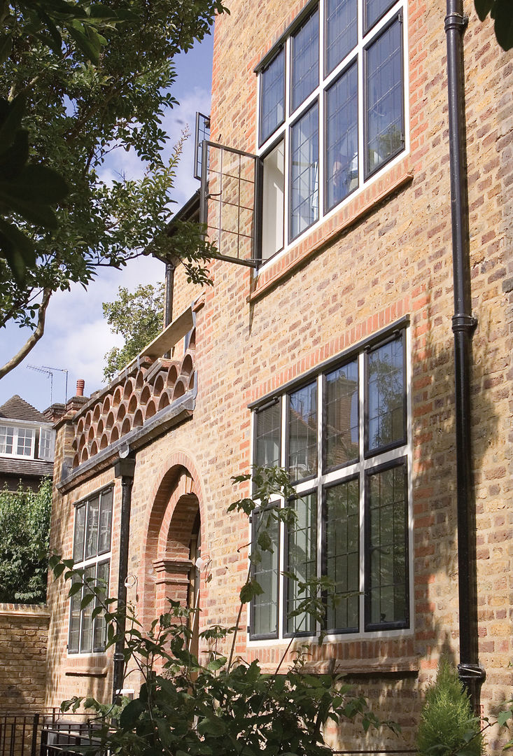 London Townhouse with Advanced Bronze Casements homify Cửa sổ & cửa ra vào phong cách kinh điển Kim loại Windows