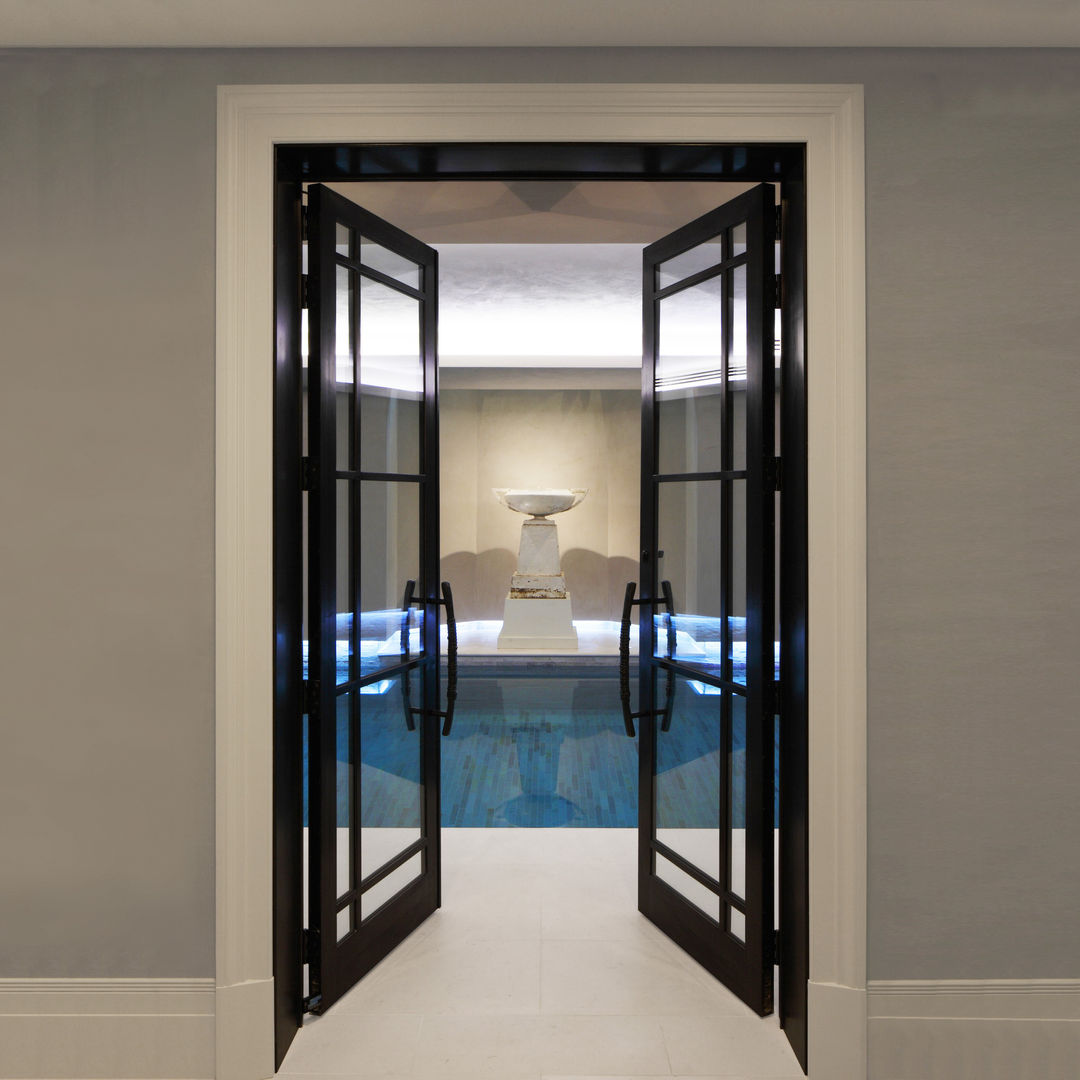 Bronze Doors leading to Swimming Pool homify 문 금속 문