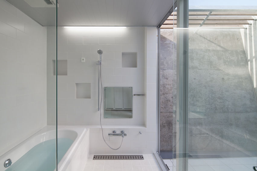 House in Fuji, LEVEL Architects LEVEL Architects Modern bathroom