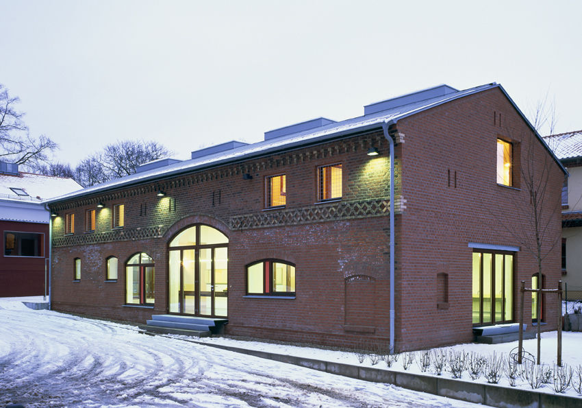 Stallscheune- Bauen im denkmalgeschützten Bestand, SteinhilberPlus SteinhilberPlus Casas