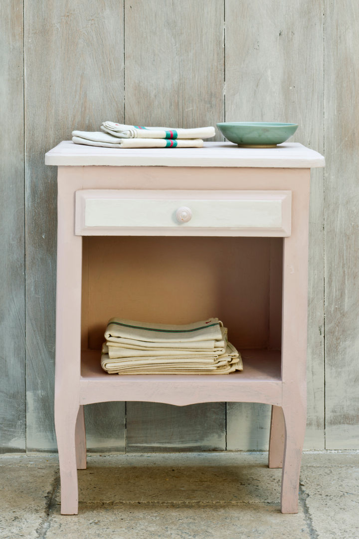 Bedside table painted in Chalk Paint decorative paint by Annie Sloan Annie Sloan Phòng ngủ phong cách đồng quê Bedside tables
