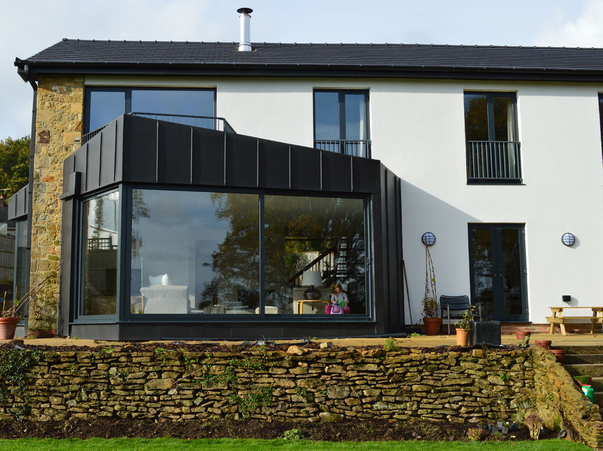 в современный. Автор – ArchitectureLIVE, Модерн zinc cladding,bay window,extension,1960s property,stone restoration,white render,render,juliet balconies,restoration,renovation