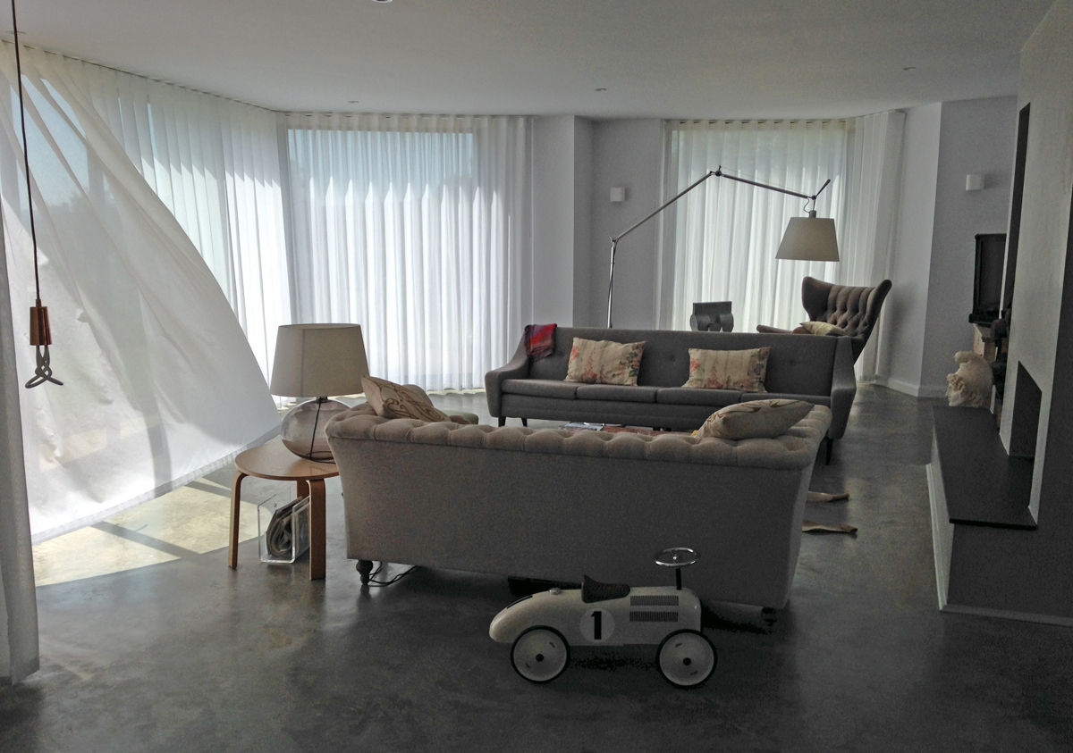 ​Interior design featuring a polished concrete floor ArchitectureLIVE モダンデザインの リビング Home extension,Interior design,polished concrete,full height windows,grey tones,grey sofa