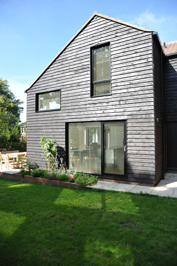 The East Facing Elevation of a 2-Storey Extension ArchitectureLIVE Casas modernas Madeira Acabamento em madeira timber-cladding,extension,double-height window,full-height windows,feature window,insulated cladding,1960s home,kitchen garden