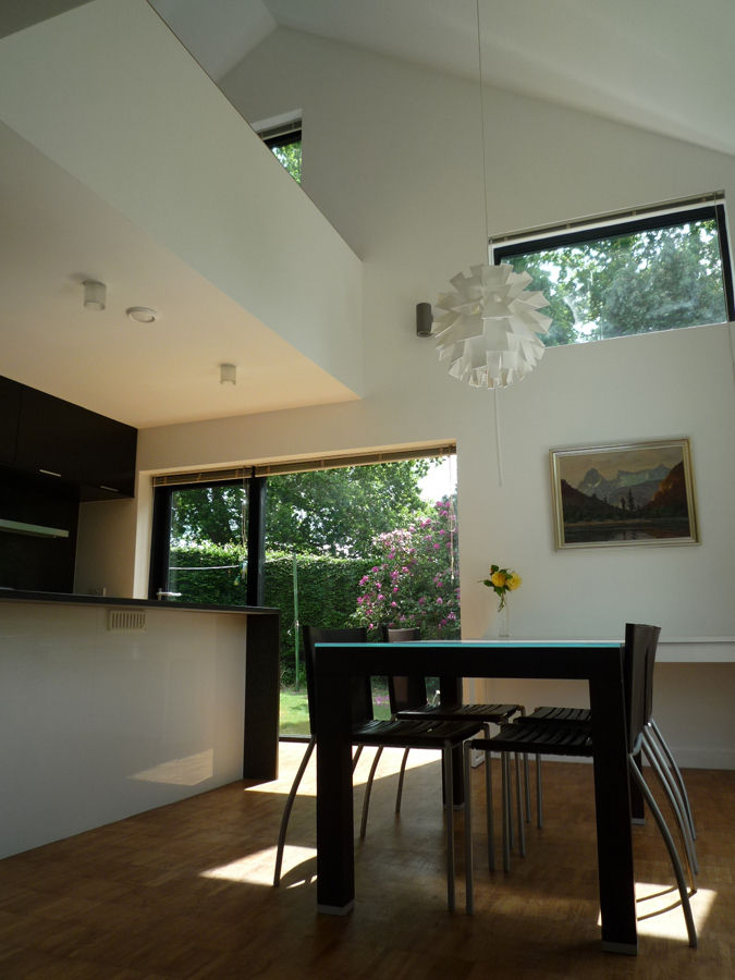 Double Height Open-Plan Kitchen and Dining Room ArchitectureLIVE Nowoczesna jadalnia double height,extension,flexible living,full height windows,gallery study,house extension,home renovation,open floor plan,open plan living,parquet flooring