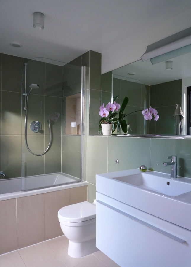 Family Bathroom ArchitectureLIVE 모던스타일 욕실 bathroom sink,modern bathtub,shower,concealed cistern,ceramic tiles,mirrored wall,wall hung sink