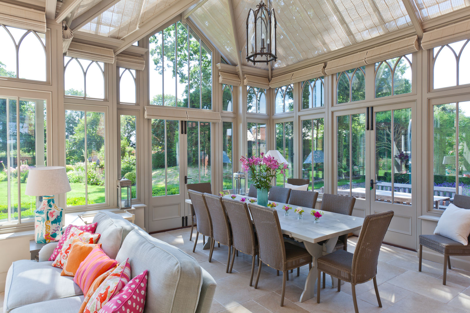 Complex Conservatory on Victorian Rectory Vale Garden Houses Giardino d'inverno eclettico