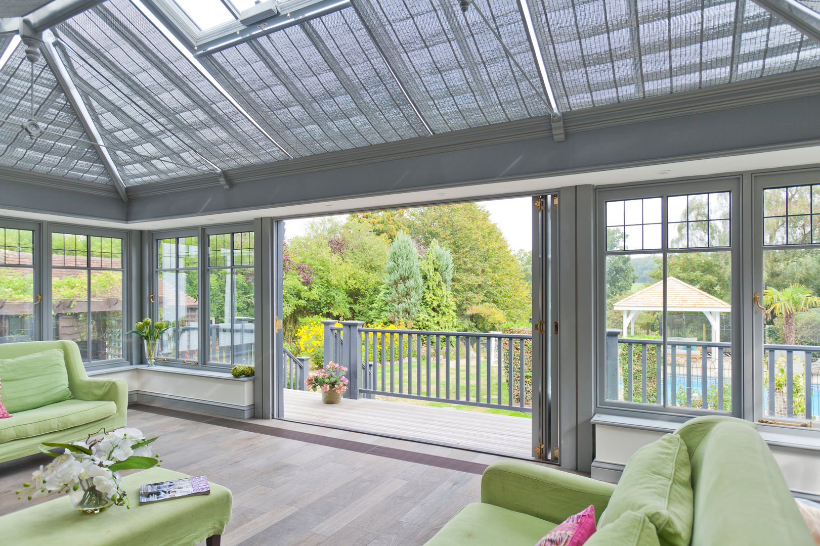 Living Room Conservatory with Veranda Vale Garden Houses 모던스타일 온실