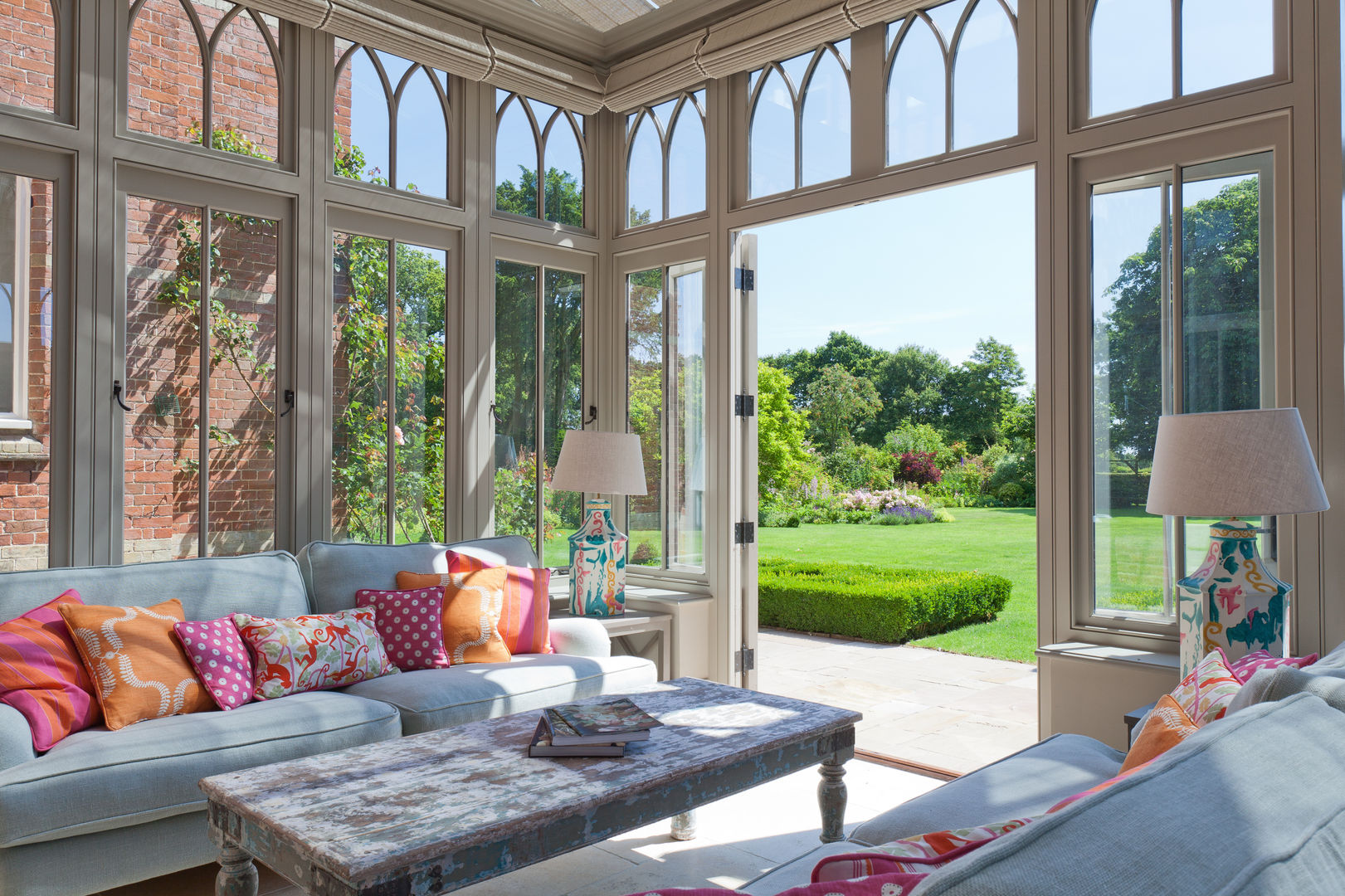 Complex Conservatory on Victorian Rectory Vale Garden Houses Anexos de estilo ecléctico