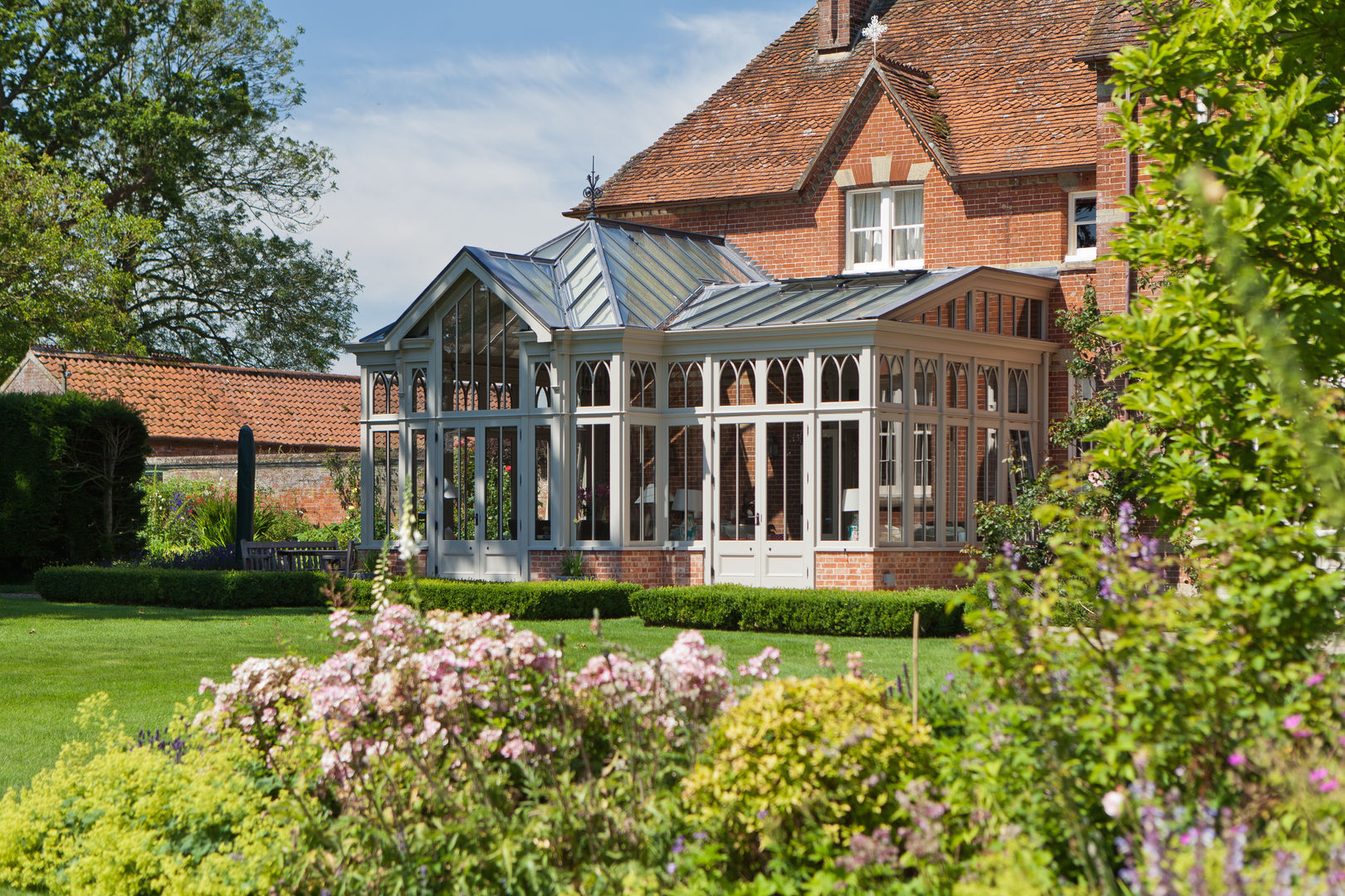 Complex Conservatory on Victorian Rectory Vale Garden Houses 에클레틱 온실