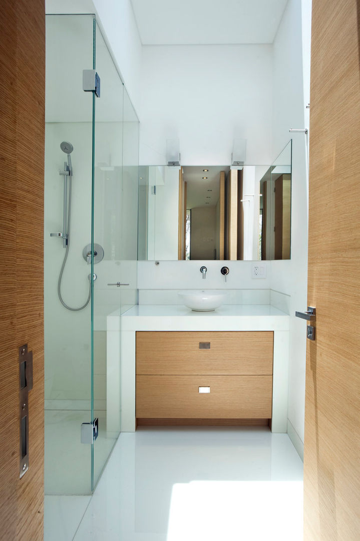 House V Serrano+ Modern bathroom