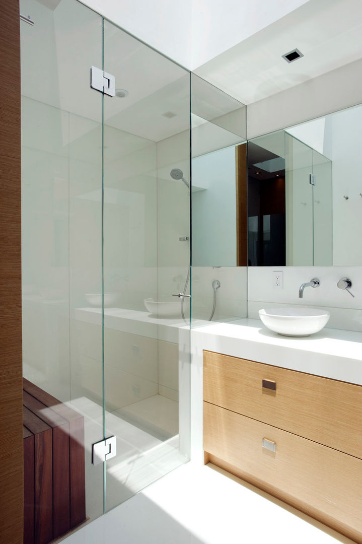 House V Serrano+ Modern bathroom