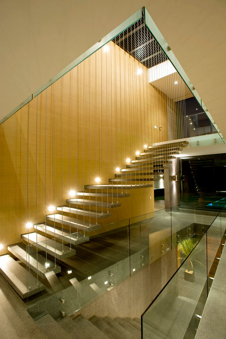 House V Serrano+ 現代風玄關、走廊與階梯