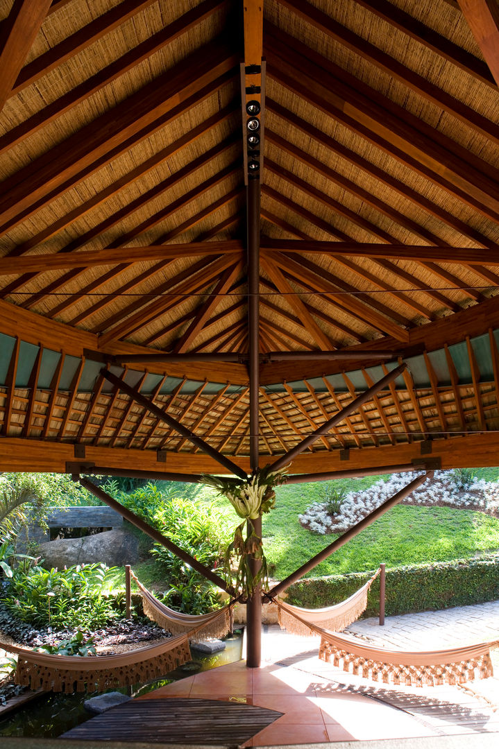 Casa Folha, Mareines+Patalano Arquitetura Mareines+Patalano Arquitetura Tropical style balcony, veranda & terrace