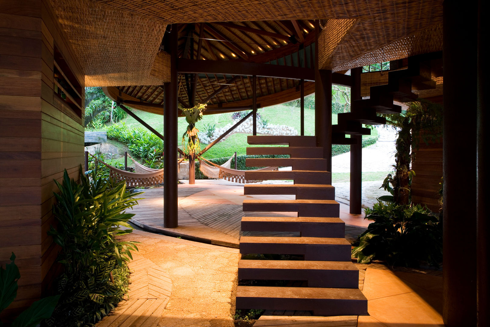 Casa Folha, Mareines+Patalano Arquitetura Mareines+Patalano Arquitetura Tropical corridor, hallway & stairs