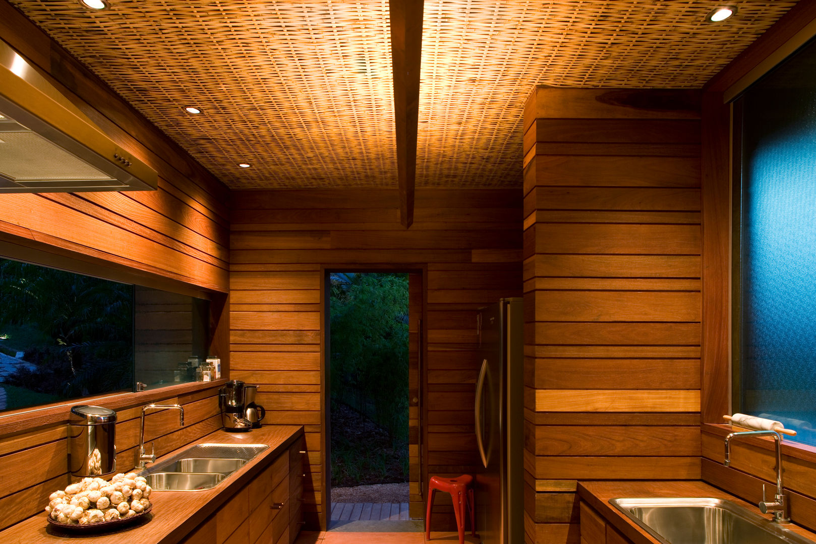 Casa Folha, Mareines+Patalano Arquitetura Mareines+Patalano Arquitetura Tropical style kitchen