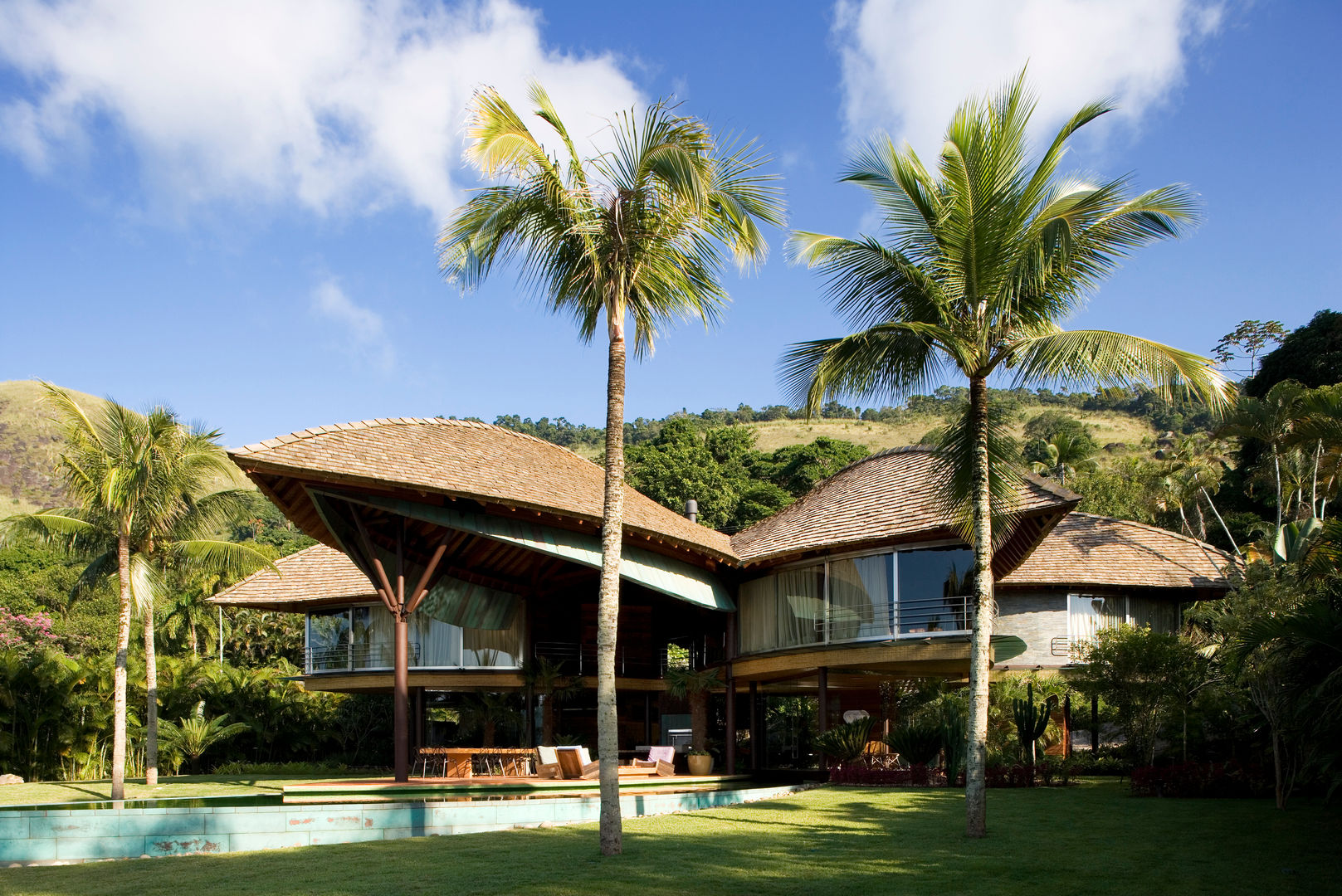 Casa Folha, Mareines+Patalano Arquitetura Mareines+Patalano Arquitetura Case in stile tropicale