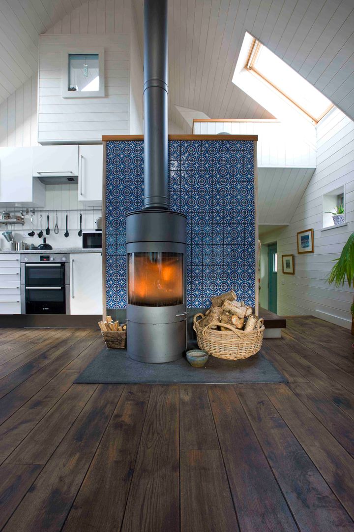 Fireplace in Heart of Living Room Coast2Coast Architects Гостиная в скандинавском стиле