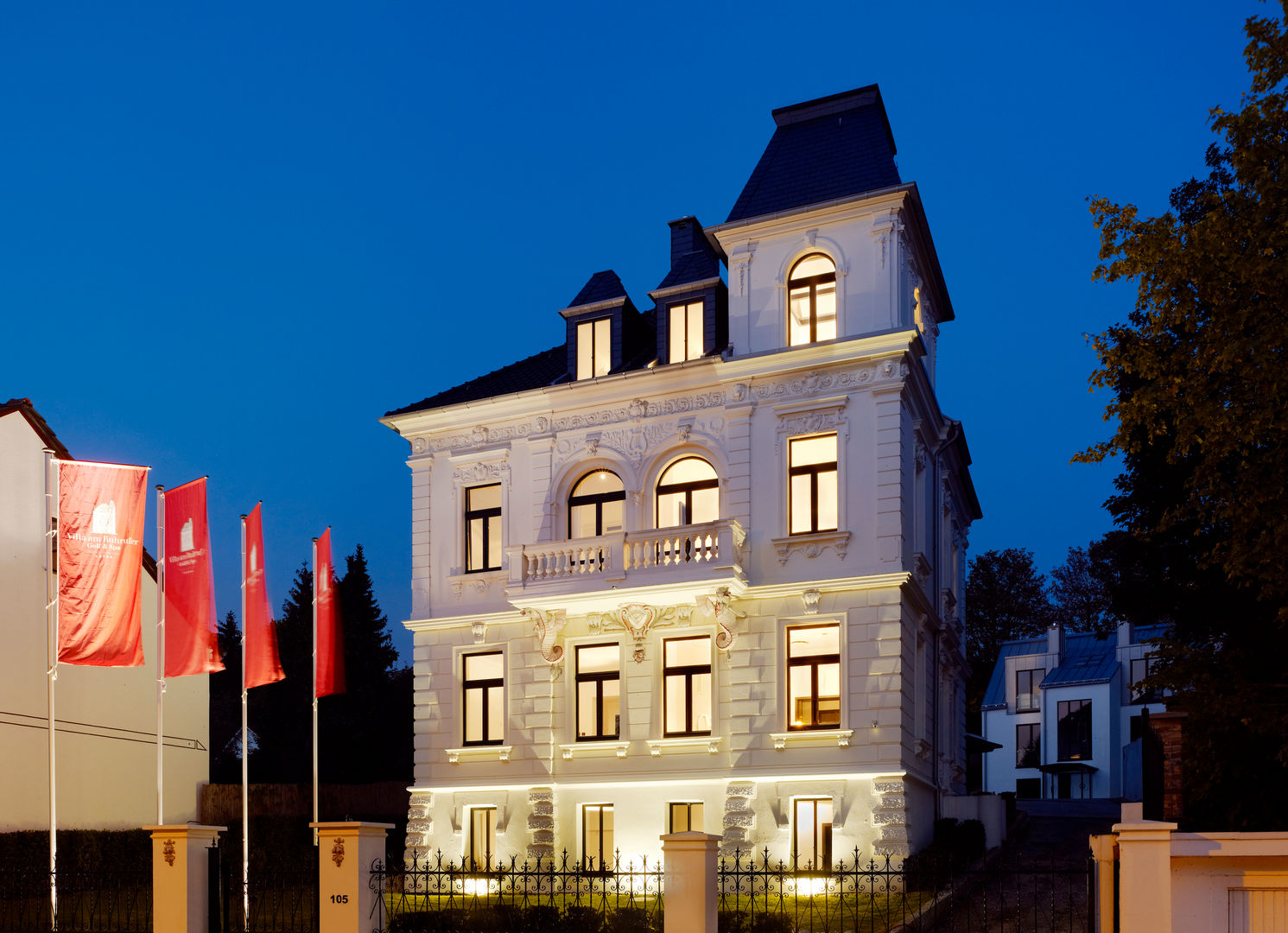 Small Leading Hotel Villa am Ruhrufer, M-Moebeldesign - Interior by BOCK M-Moebeldesign - Interior by BOCK Eklektyczna sypialnia Łóżka i zagłówki