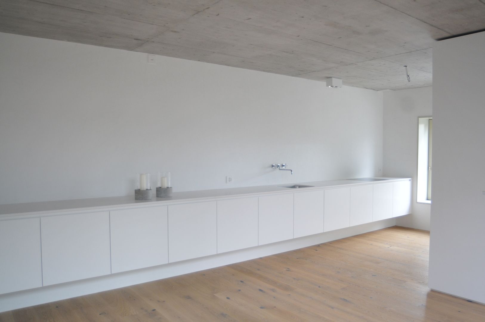 EFH Patiohaus Rheinfelden, raum.werk.plus. architektur + raumdesign raum.werk.plus. architektur + raumdesign Modern kitchen Cabinets & shelves