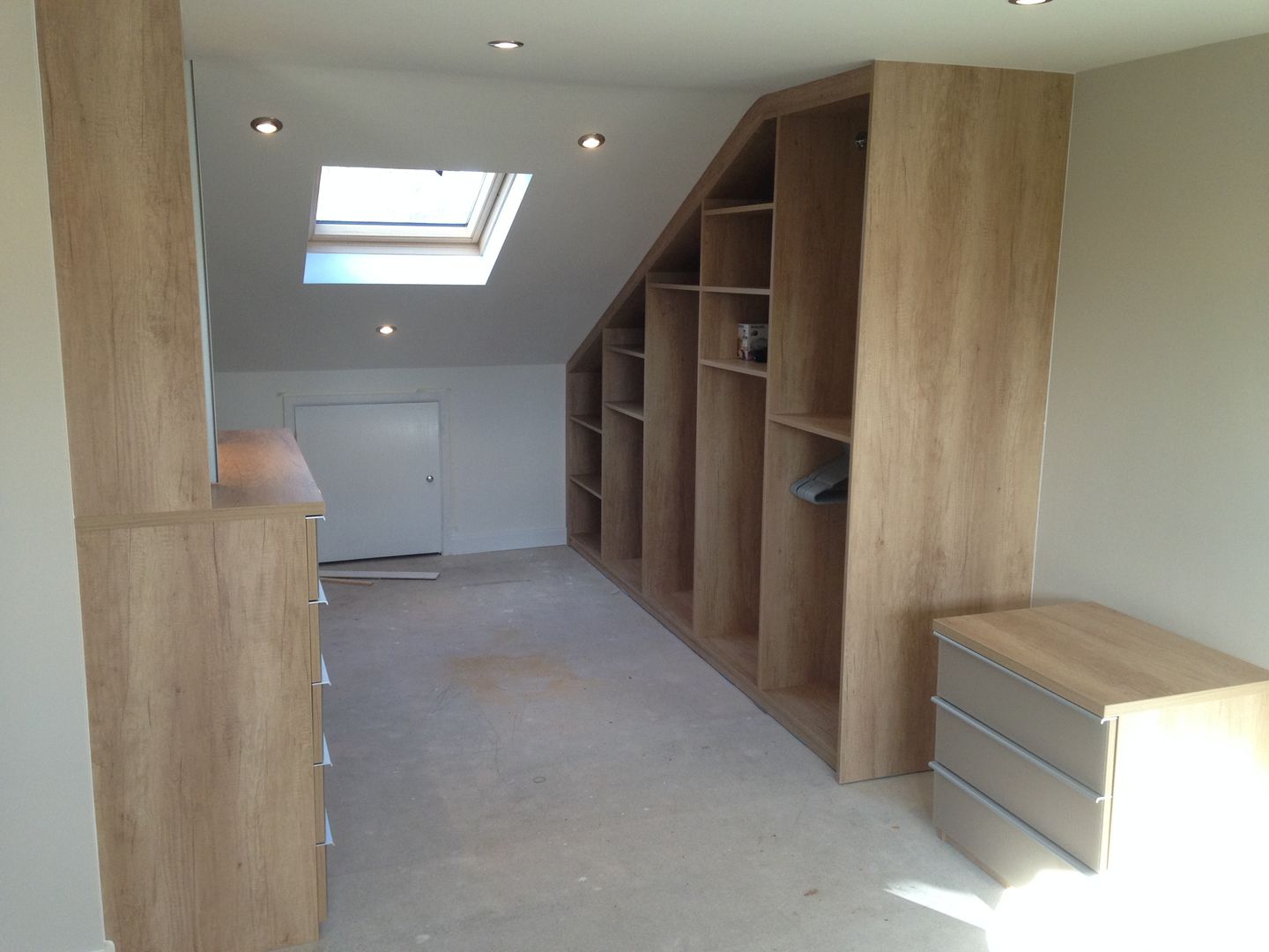 Loft fitted wardrobes with glass and mirror doors, Sliding Wardrobes World Ltd Sliding Wardrobes World Ltd Quartos modernos