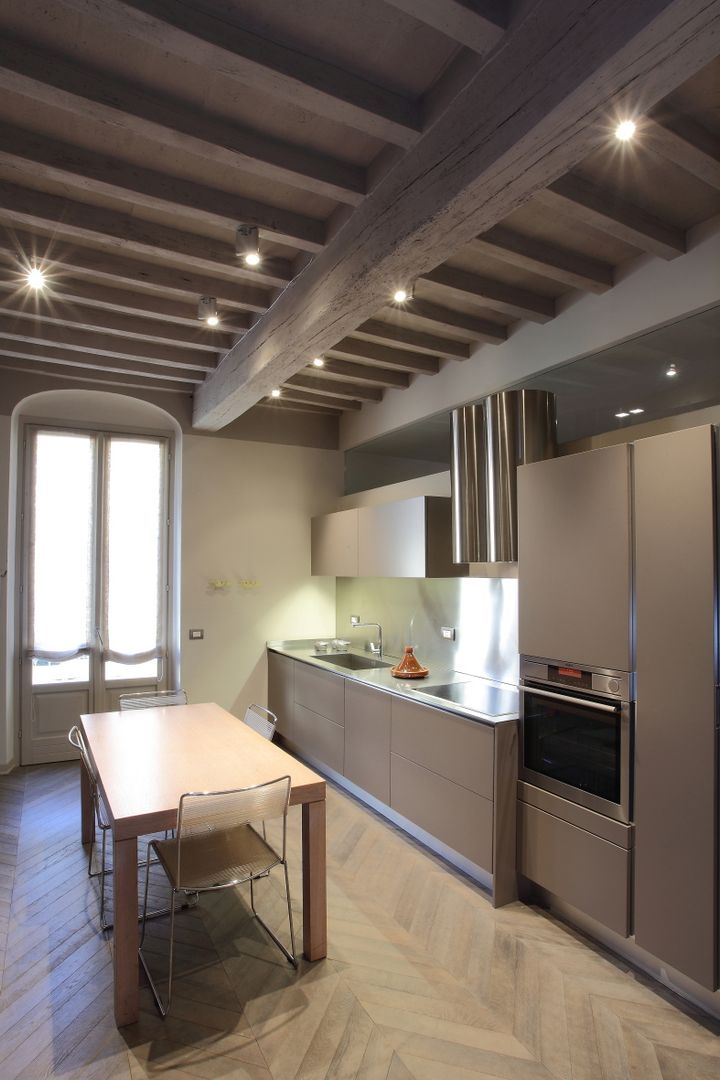 Design e tradizione: ristrutturazione e interior design di un’abitazione in un palazzo storico a Parma, Italia, Studio BFG Studio BFG Rumah Modern